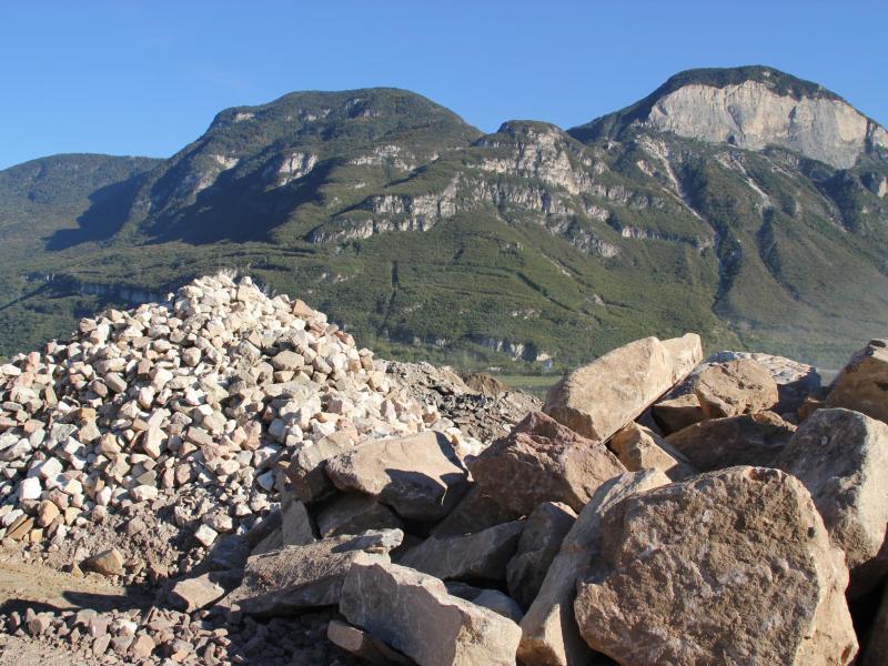 Natursteinmauern, Zyklopenmauern, bewehrte Erde und Betonmauern